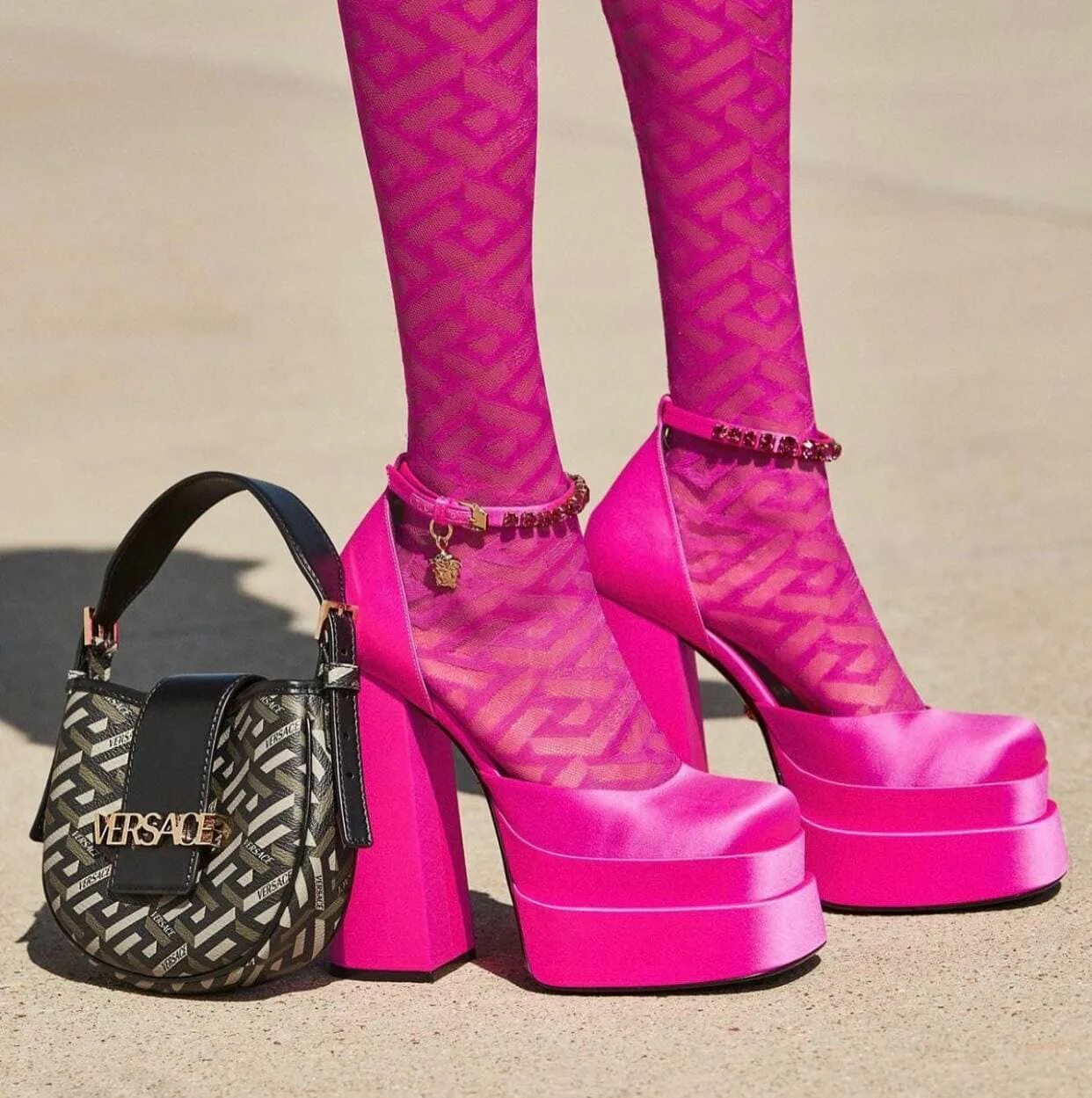 Туфли версачи братз. Обувь версаче 2022. Версаче братц. Версаче братц. Версаче братц.