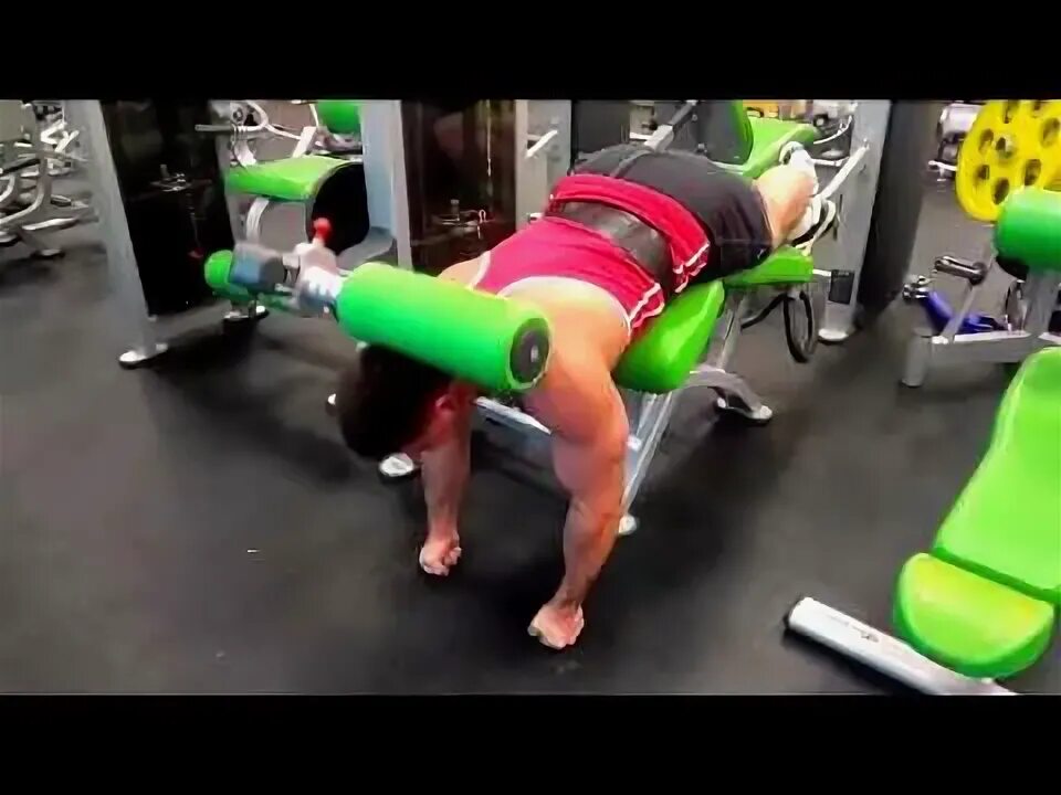 Покажи видео как качают. Качать руки фото. Жим гантелей вниз головой. Планка на скамье. Тоенирлвкс ра ноги в тренажерном зале.