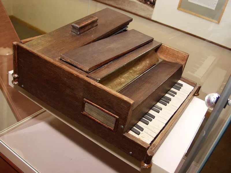 Музей гармоники саратов. Саратовская фабрика гармошек. Франтишек киршник гармонь. Тальян гармонь. Первые гармоники.