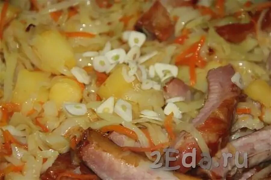 Картошка с копчеными ребрышками в казане. Капуста тушёная с копчёными рёбрышками. капуста тушеная с копчеными ребрами. капуста с ребрышками тушеная. капуста с копчеными ребрышками рецепт.