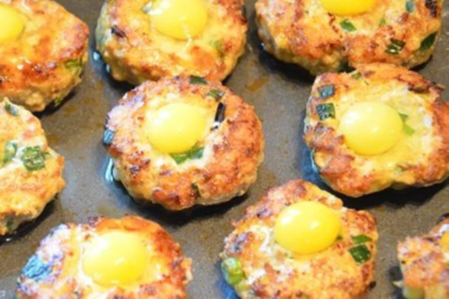 фарш с яйцом. яичный фарш. фарш с яйцом и сыром. говяжий фарш с яйцом. яичный фарш.