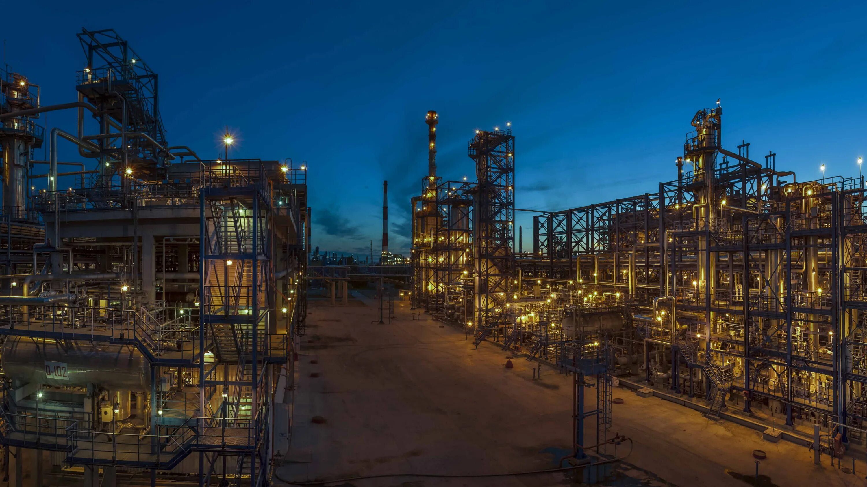 Самый крупный нефтеперерабатывающий завод. Онпз омский нефтеперерабатывающий завод. нефтепереработка в омске. заводынефтеперерабатывающий омска.