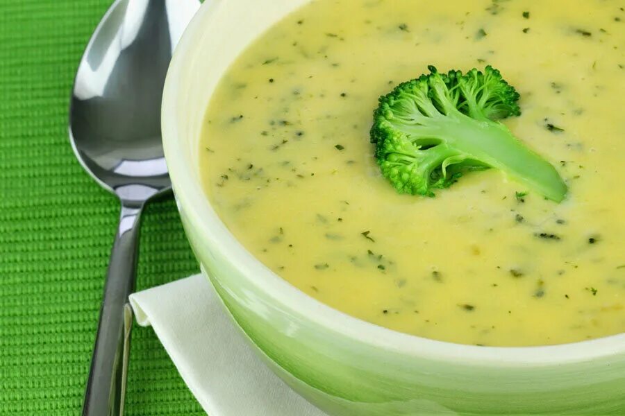 Суп из брокколи и кабачков. Крем суп брокколи. Супчик пюре из брокколи. Крем суп из брокколи и цветной капусты. Суп пюре овощной с брокколи.