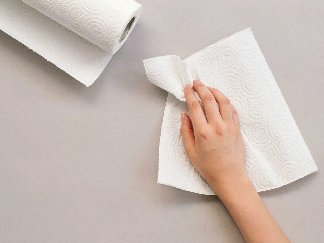 Вытирать стол бумагой. Paper Towel бумажные полотенца. Салфетки для стола вытирать. Вытирают стол бумажным полотенцем. Вытирает бумажной салфеткой.
