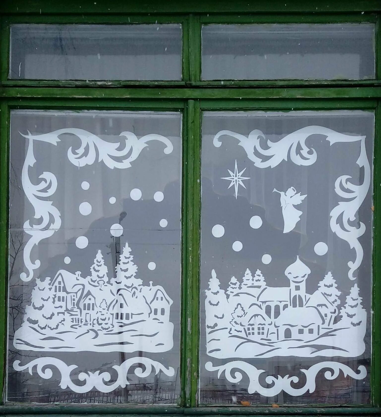 Красивые рисунки на окна. Зимние украшения на окна. Украшение окон вытынанками. Узоры на окна к новому году. Украшение окон сюжет.