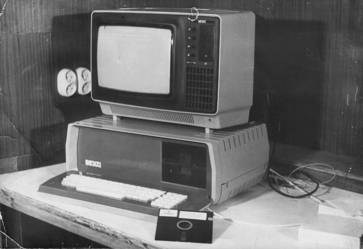 1 личный компьютер. ПЭВМ агат. ЭВМ ДВК-2. Агат2 компьютер СССР. Агат-4 компьютер.