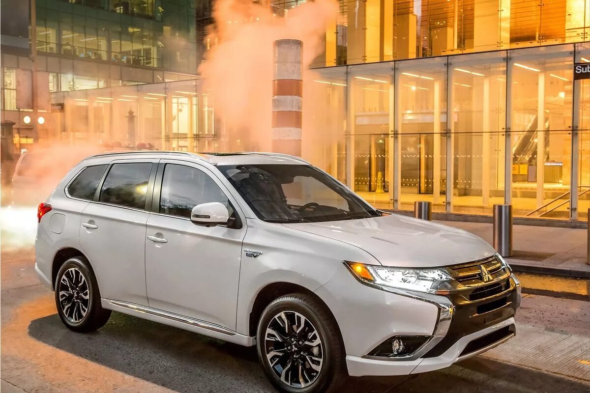 Phev гибриды. Мицубиси Аутлендер 2017 PHEV. Mitsubishi Outlander PHEV. Мицубиси Аутлендер 2018. Mitsubishi Outlander PHEV 2018.