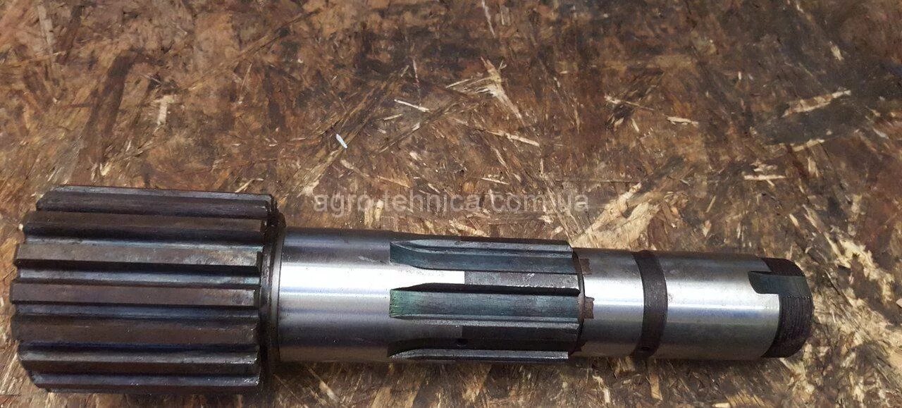 37. 37. Первичный вал кпп т 25. Вал хвостовик пвм т-40. Вал вом т25-4205012.