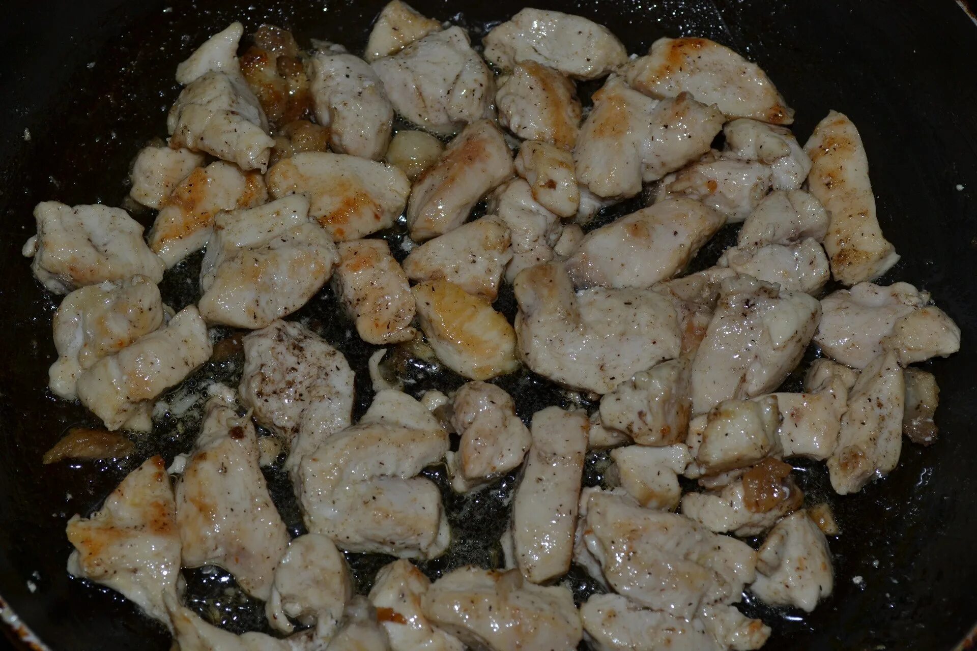 Как вкусно пожарить филе кусочками. Кусочки жареной курицы. обжаренные кусочки курицы. курица кусочками на сковороде. жареное куриное филе на сковороде.