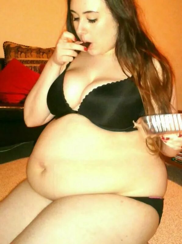 Женщина с большим пузом. Животик у девушки. Женщина с животиком большим. Чабби белли герл belly pregnant. Большой животик у девушки.