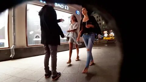 Прилюдно видео девушка