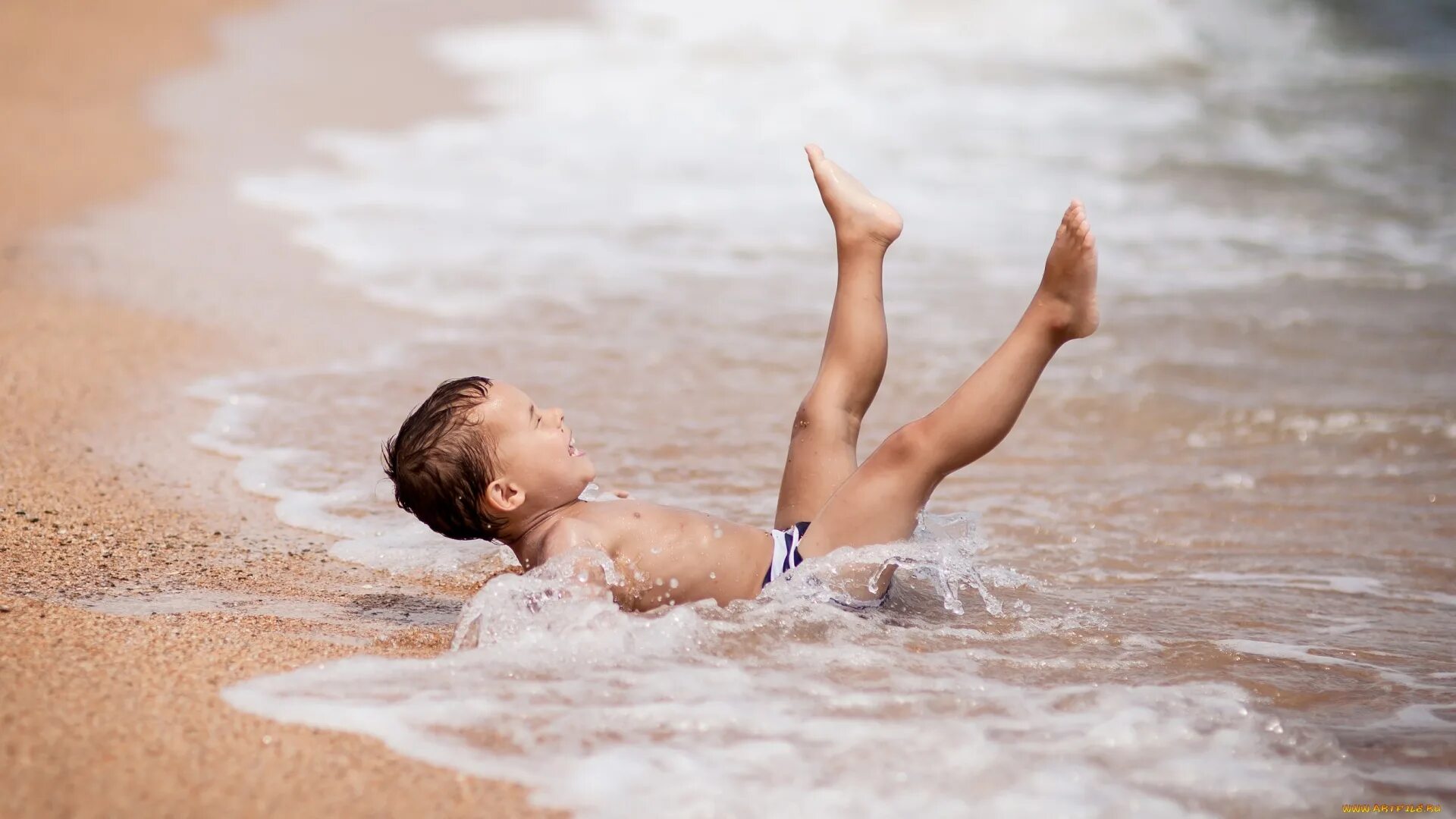 Какой купается на пляже. Дети на море. Мальчик на море. Малыш на море. Малыш на пляже.