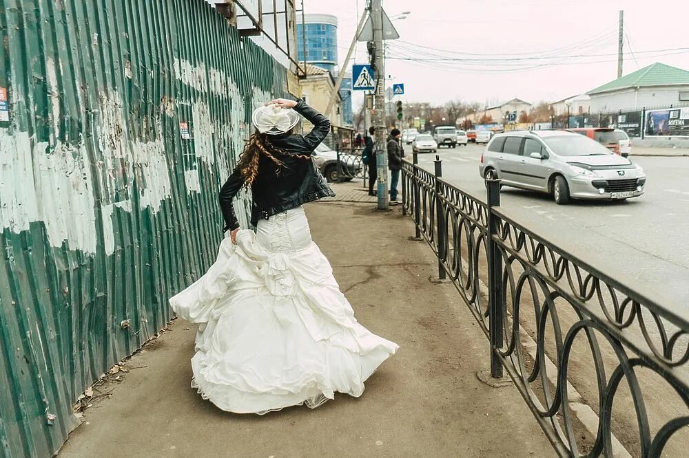 Цветок сбежавшая невеста. Платье под венец. Фотосессия Сбежавшая невеста в городе. Побег невесты из под венца. Невеста под венцом фото.