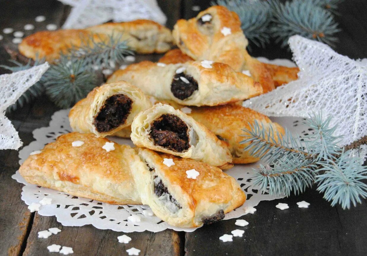 Слойки с черносливом. Слойки с маковой начинкой. Слойки с маком из слоеного теста дрожжевого. Слойки с маковой начинкой из слоеного теста. Из слоеного дрожжевого теста с маком