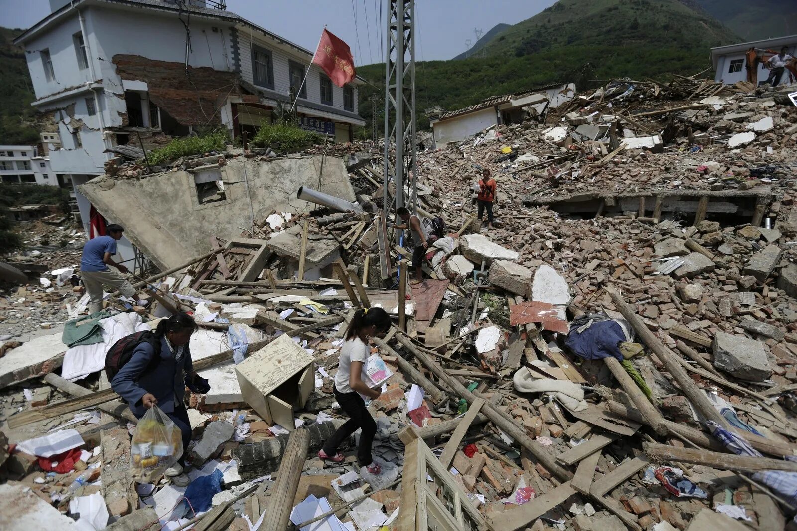 Землетрясение август. 3 Августа 2014 года Китай землетрясение. Землетрясение в Китае 2014. Китай, 3 августа 2014 года: 600 погибших. Землетрясение в Китае 2011.