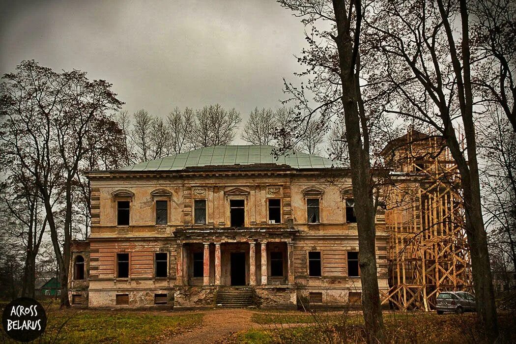 В старинной усадьбе где. Старинные усадьбы Людиново. Старая усадьба. Продается старинная усадьба. Небольшие старинные усадьбы.