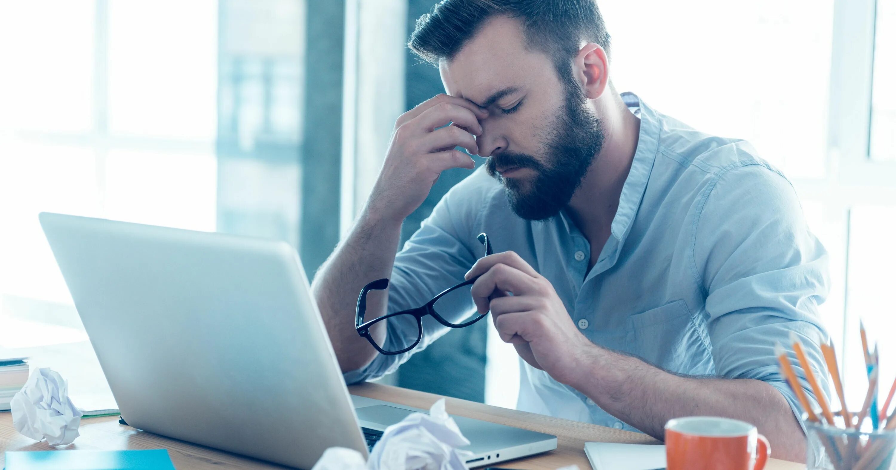 Человек сидит в офисе. Топ советов. Программист здоровье. Сидит за компьютером. Синдром компьютерного стресса.