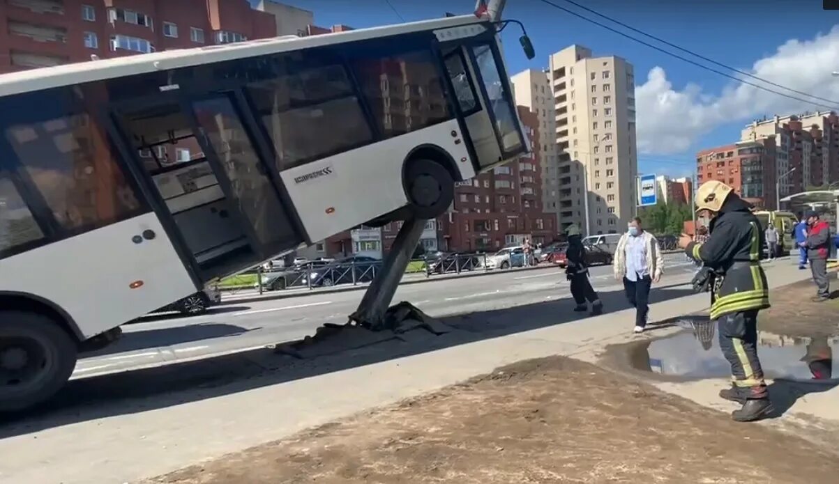 Несчастный случай санкт петербург. ДТП автобус на Ленинском проспекте. Авария с автобусом на Ленинском -Котина. Автобус врезался в столб.