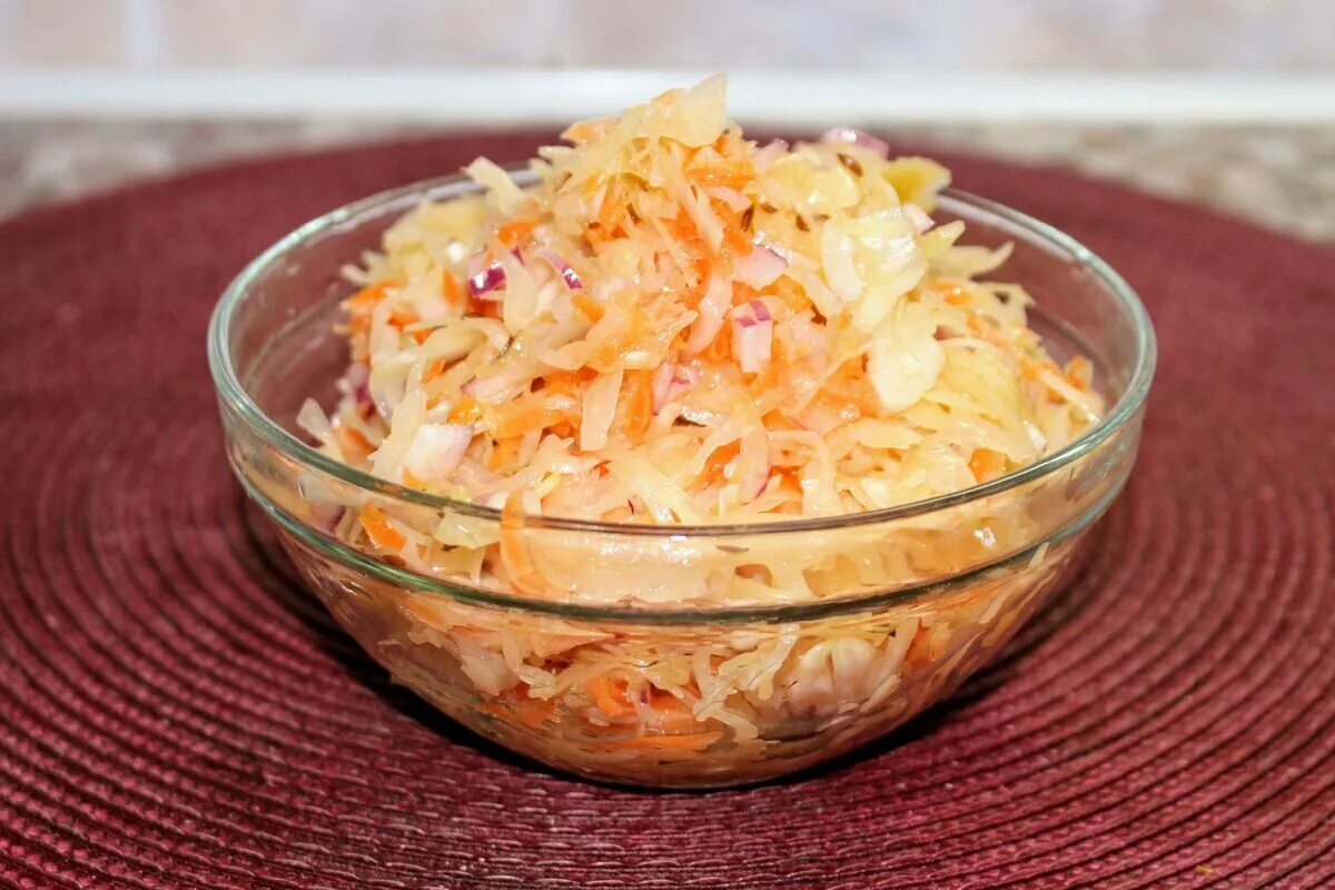 С квашеной капустой рецепты быстро и вкусно. +майоран квашеная капуста. квашеная капуста быстрого приготовления. квашеная капуста хрустящая. капуста быстрого приготовления хрустящая.