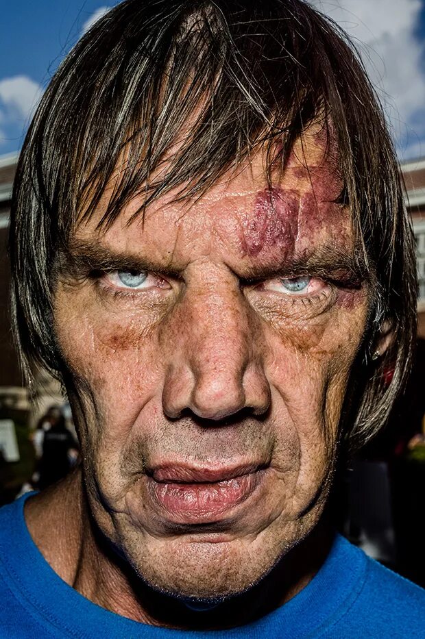 Неприятная внешность. Синяя рожа. Лицо. Фотопортрет глаза. Уродливые люди брюс гилден.