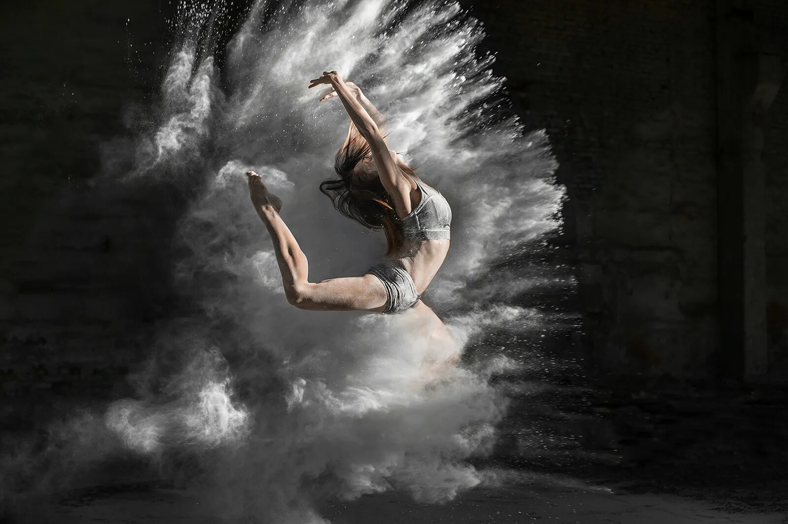 Девушка танцует. Танцующая девушка. Фотосессия танец. Балерина в прыжке.