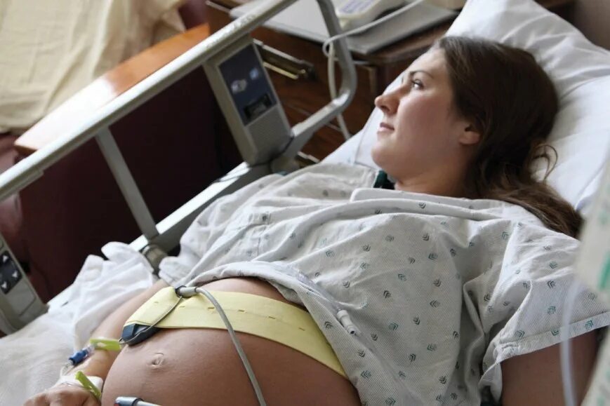 39 неделя беременности первые роды. Беременные женщины рожают. Беременные женщины рожают в больнице.