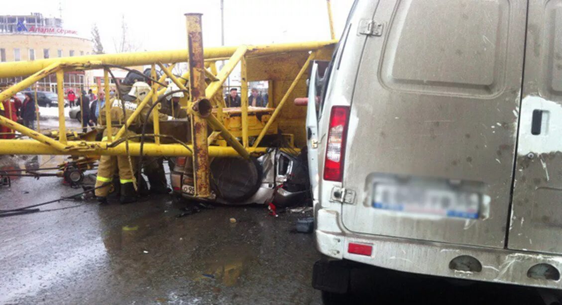 Кран раздавил крановщика. Мем стройка один копает. Краны упали с крановщиками. Придавило краном. Придавило краном.