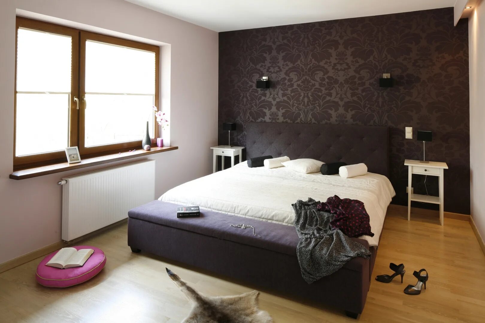 Обои для спальной комнаты. Какие обои в темную спальню. Модные обои для спальни. Какие обои в темную спальню. Темные обои в интерьере спальни.