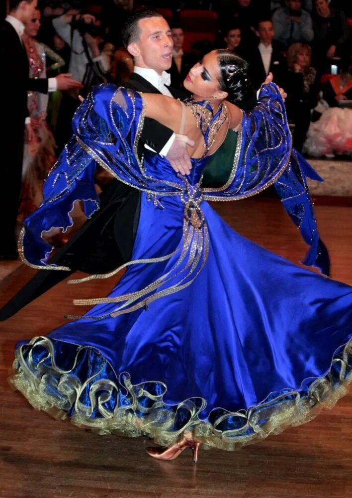 Платье вальс. И вальс и ткань. Ритм вальса. Свадебный вальс вышивка. В темпе вальса.