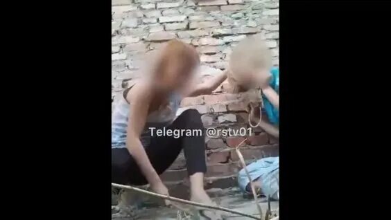Подростки издевались маленькими медицинскими детьми. Над малолетним издеваются. Девочку поставили на колени. Школьник избил девушку. Избиение школьника в воронеже.