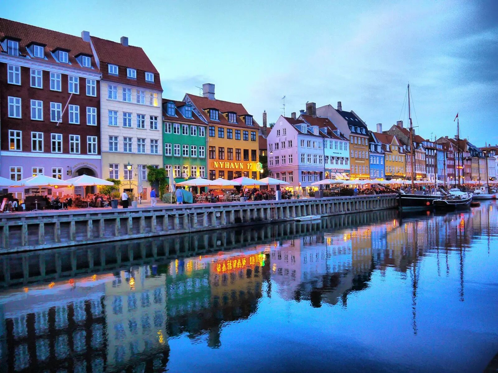 Время в копенгагене сейчас. Нюхавн Копенгаген. Набережная Нюхавн в Копенгагене. Канал Нюхавн Копенгаген. Канал Нюхавн в Дании.