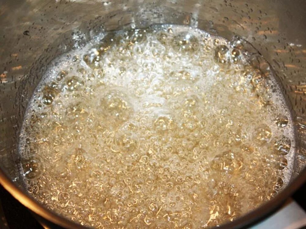 Рецепты 2024 года. Варка карамели. Карамель варится. Кипящая карамель. Карамель как приготовить вода и сахар.