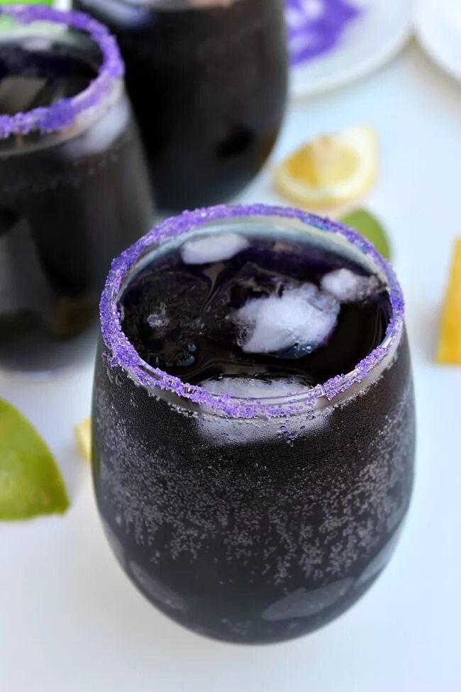 Black cocktail. Черный напиток. Черный коктейль. Безалкогольные коктейли на черном. Черный напиток безалкогольный.