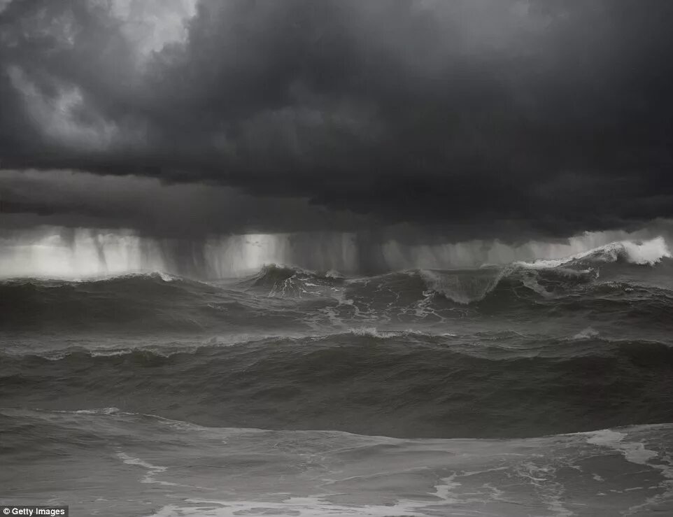 70 океана занимает. Море шторм. Буря в океане. Жуткий шторм. Страшный шторм в океане.