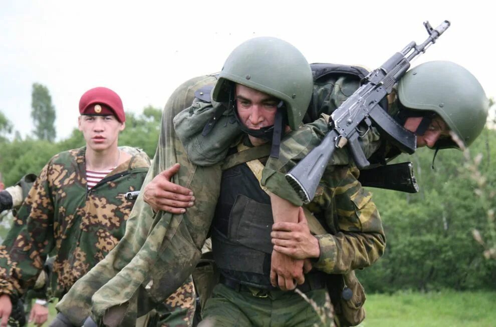 Пословица сам погибай. Сам погибай а товарища выручай. Пословица сам погибай а товарища выручай. Сам погибает а товарища выручай. Десант своих не бросает.