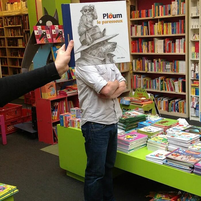 спросить читатель. библиотека вуза. люди в библиотеке. чел с книжкой. чтение книг.