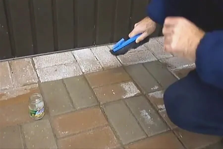 Очистка брусчатки от грязи. Чем можно отмыть тротуарную плитку. Мойка тротуарной плитки. Помыть брусчатку. Чем очистить брусчатку от цемента после укладки.