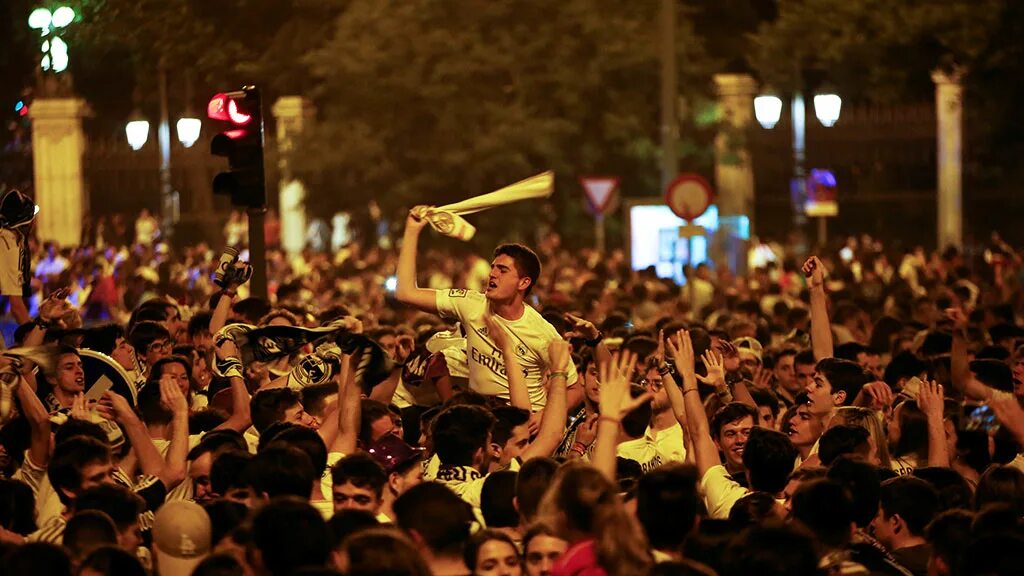 толпа 500 человек. 600 человек. много людей. как болеют болельщики. 600 человек.