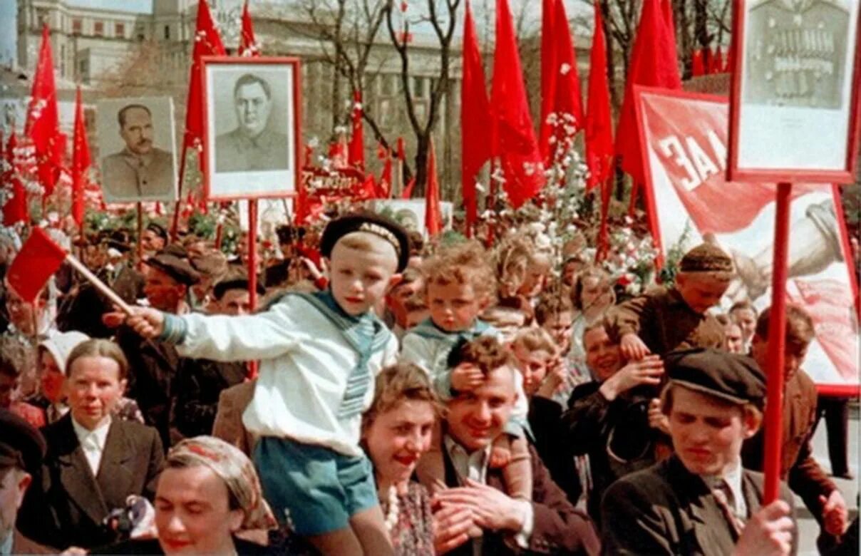 Первомай демонстрация СССР. Первомайская демонстрация в СССР 1950. Демонстрация 1 мая в СССР. Советские дети на демонстрации. Советский союз 7 ноября