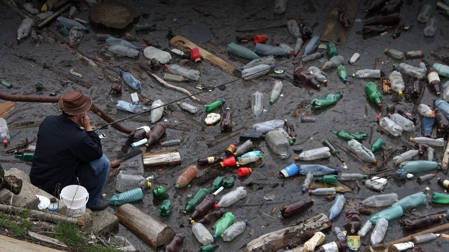 Загрязнение пластиковыми бутылками. Человек загрязняет природу. Свалка пластиковых бутылок. Пластиковые бутылки загрязняют экологию.