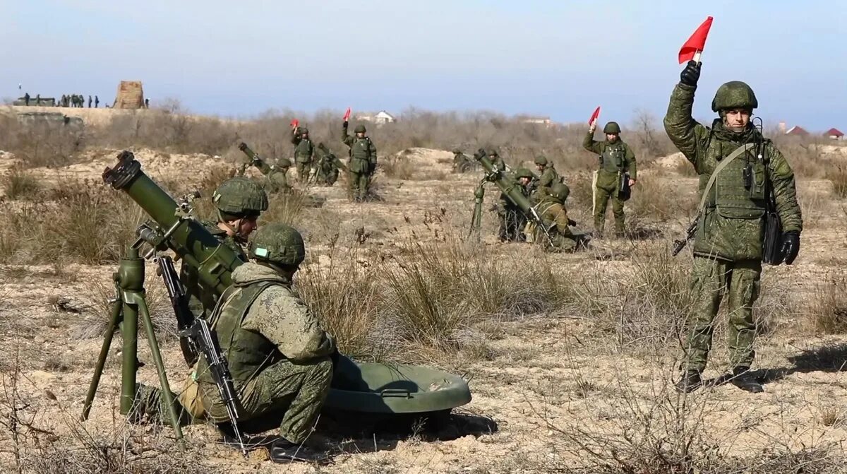 Артиллеристы открывают рот. Полигон Аданак в Дагестане. Морская пехота Аданак ЮВО. Офицер артиллерист. Артиллеристы пехота.