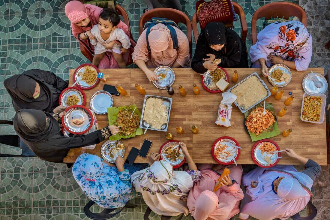 Праздник разговения картины. Коллаж из еды Рамадан. Eid al Fitr. Кулинария студенты мусульманский. Аль фитр 2024 какого числа