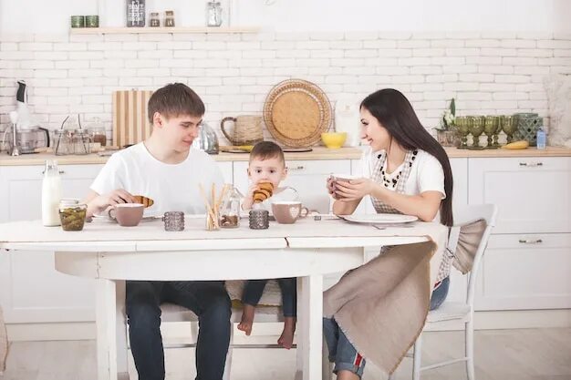 Маму на кухонном столе. Семья за столом на кухне. Семейное чаепитие. Кухня семья стол. Семья за столом в современном интерьере.