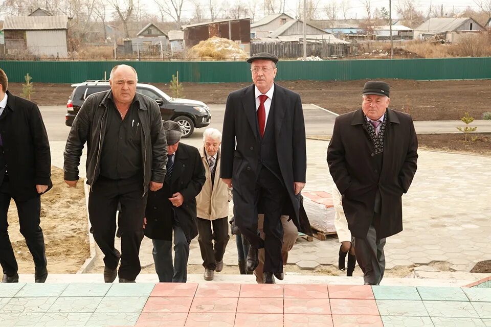 Автобус любань совхоз. Руководитель совхоза. наряд директора совхоза. директор совхоза протекино. директор совхоза шудаяге.