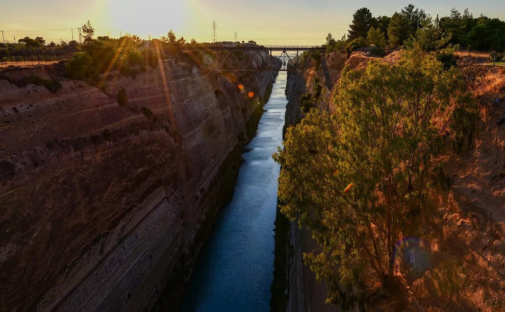 коринфский канал в греции. популярные названия каналов. самые большие каналы. коринфский пролив греция. канал в греции коринфский самый узкий.