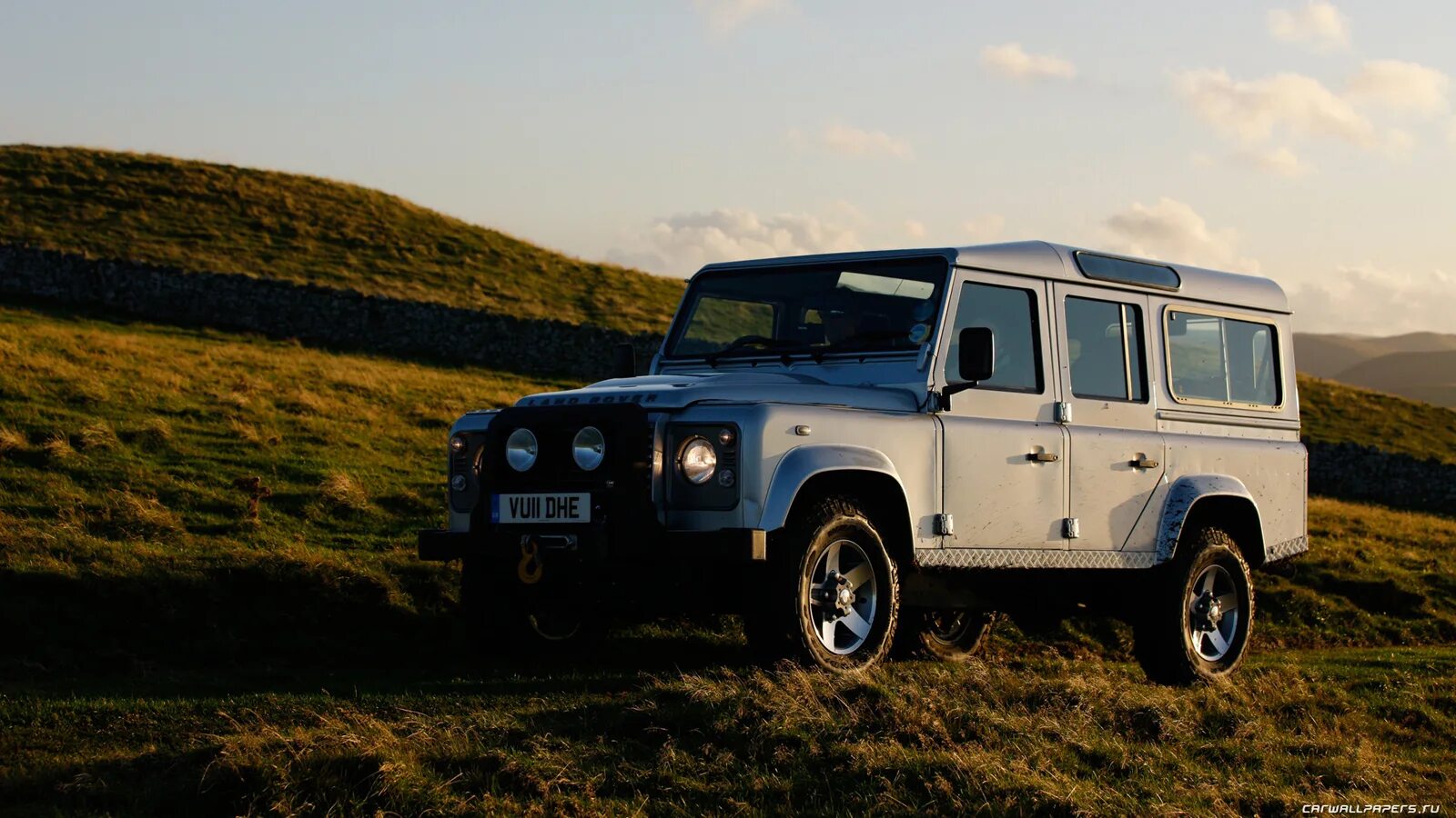 Обои defender. Ленд Ровер Дефендер 2017. Ленд Ровер Дефендер 110 2012. Land Rover Defender 110 Adventure. Лэнд Ровер Дефендер 2012 белый.