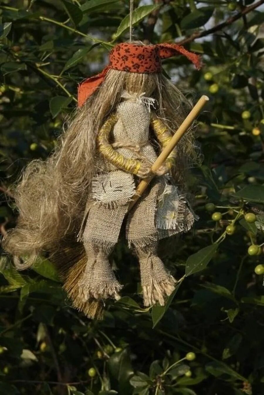 Самодельная женщина. Кукла баба Яга. Баба Яга из Мешковины. Славянская кукла баба Яга. Кукла из мочала баба Яга.