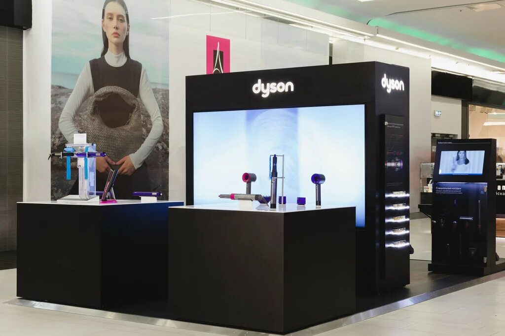 Дайсон санкт петербург. Dyson Showroom. Dyson магазин. Show Room Dyson. Магазин Дайсон фото.