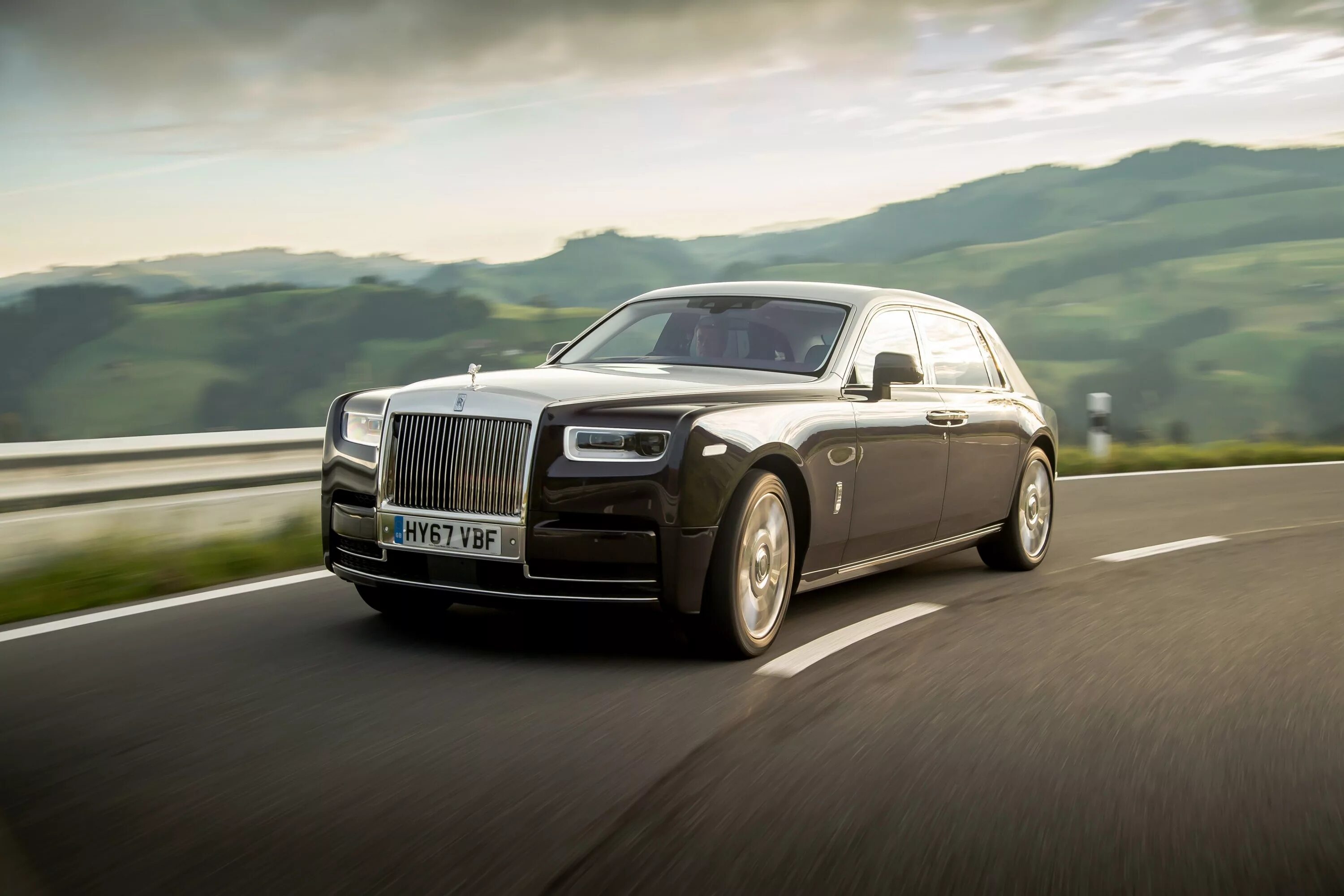 Роллс ройс драйв. Роллс Ройс Фантом 2021. Rolls Royce Phantom 2017. Rolls Royce Phantom 2021 удлинённый. Rolls Royce Phantom 8 EWB.