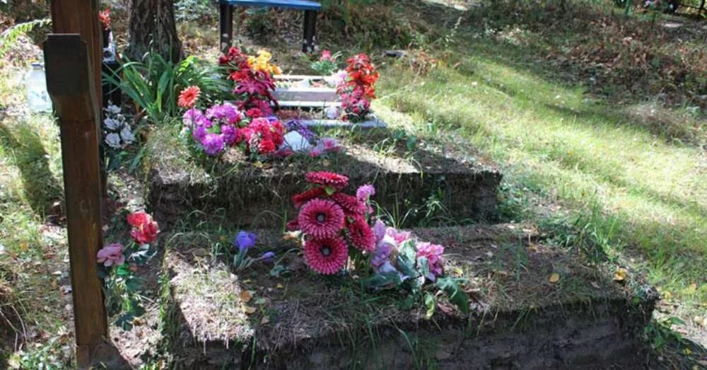 Можно ли искусственные цветы на могилу. Цветы на кладбище. Украшение могилы цветами. Украшение могилы искусственными цветами. Красивые цветы на кладбище.